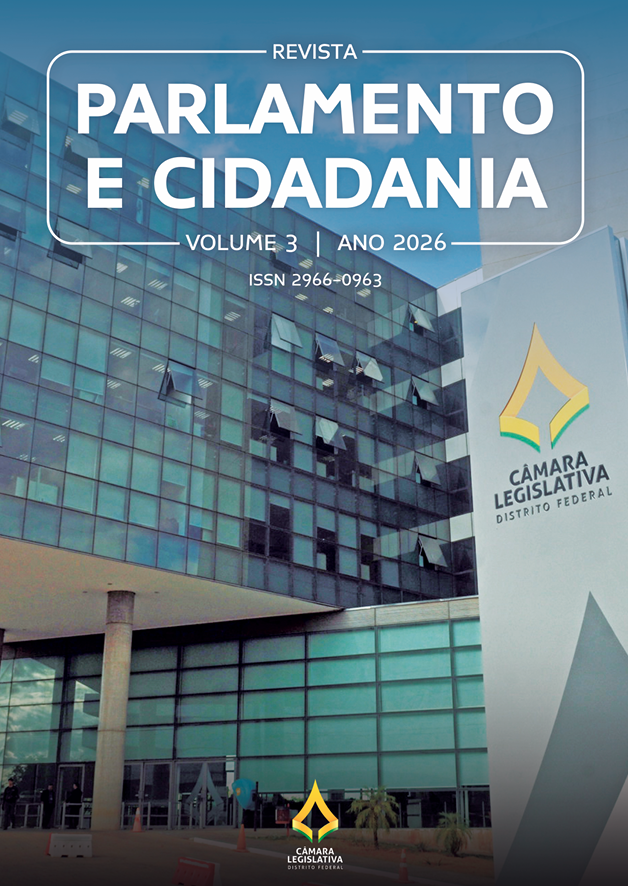 Capa do volume 3 da Revista Parlamento e Cidadania. Apresenta parte da fachada da Câmara Legislativa do Distrito Federal, mostrando as janelas de vidro no plano médio, bem como a entrada princpal do edifício. Na parte da frente, mostra a placa com os dizeres "Câmara Legislativa Distrito Fderal". Ao fundo, o céu azul com poucas nuvens brancas.